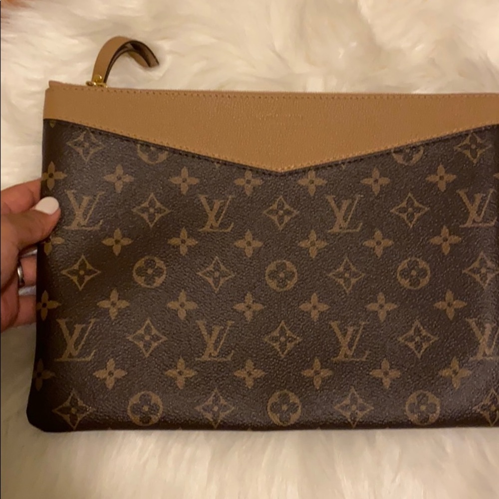 Louis Vuitton Daily Pouch—- sold out everywhere - Picture 4 of 9
